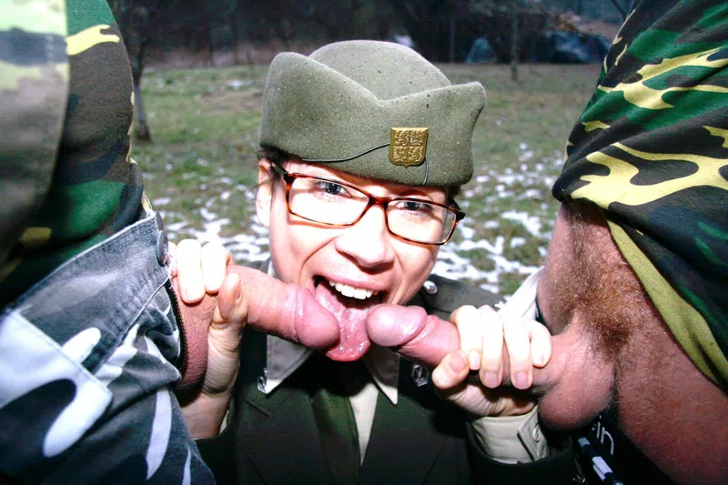 V barvě khaki 01